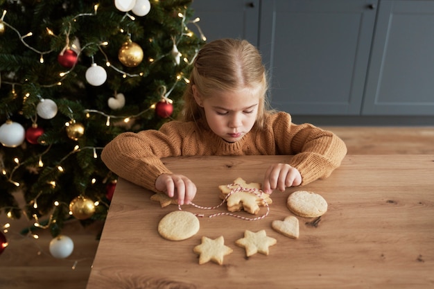 Foto gratuita chica empacando galletas para santa claus