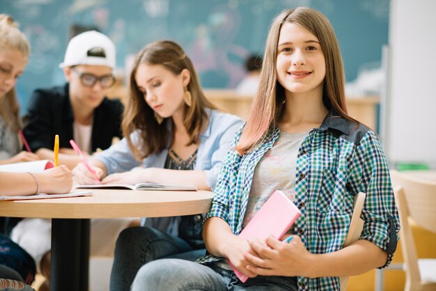 Chica encantadora en el aula