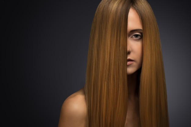 Chica encantadora desnuda teniendo una sesión de fotos en un estudio