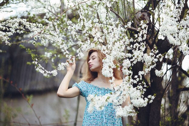 Chica encantadora disfrutando la primavera