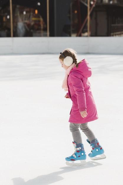 Foto gratuita chica encantadora patinaje sobre hielo tiro completo