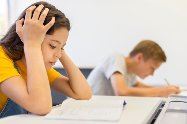 Foto gratuita chica enfocada en clase