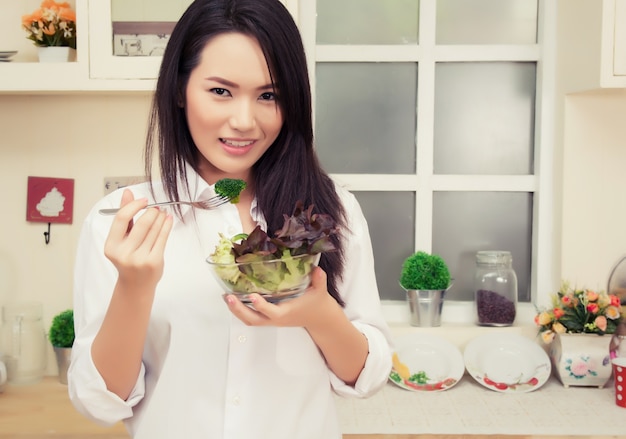 Chica con una ensalada