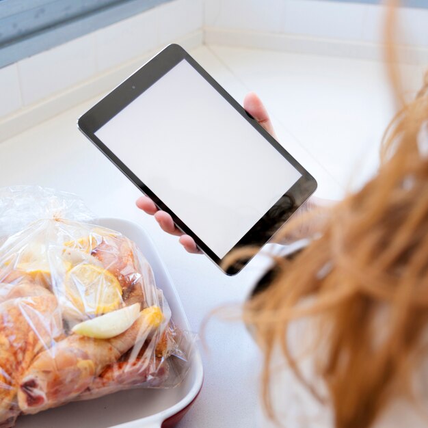 Chica enseñando tablet