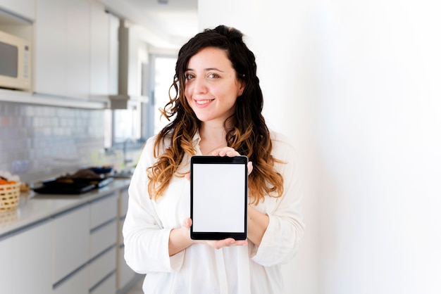 Chica enseñando tablet