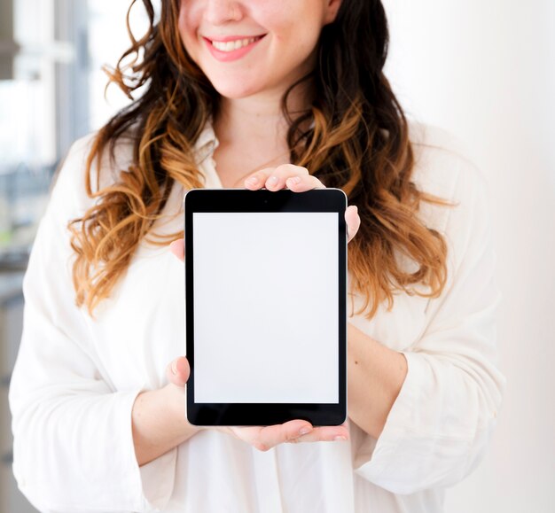 Chica enseñando tablet