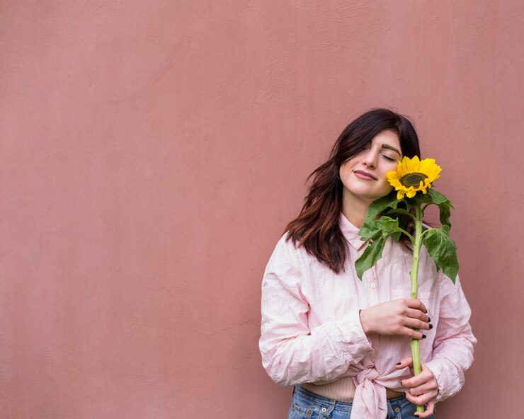 Chica de ensueño con girasol amarillo.