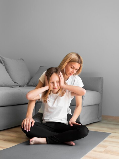 Chica con entrenamiento deportivo mamá