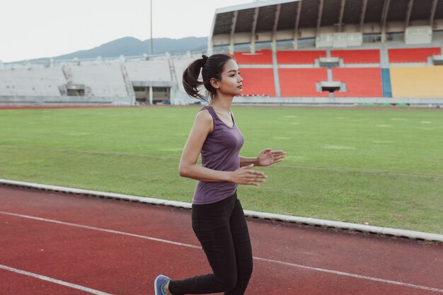 Chica entrenando en el estadio