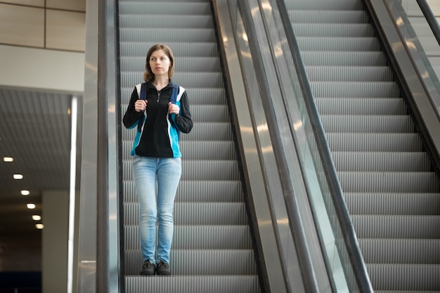 Foto gratuita chica en la escalera mecánica