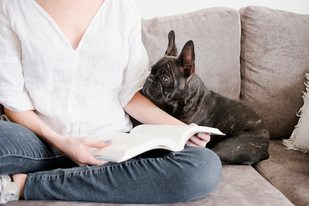 Foto gratuita chica escalofriante junto a su perrito