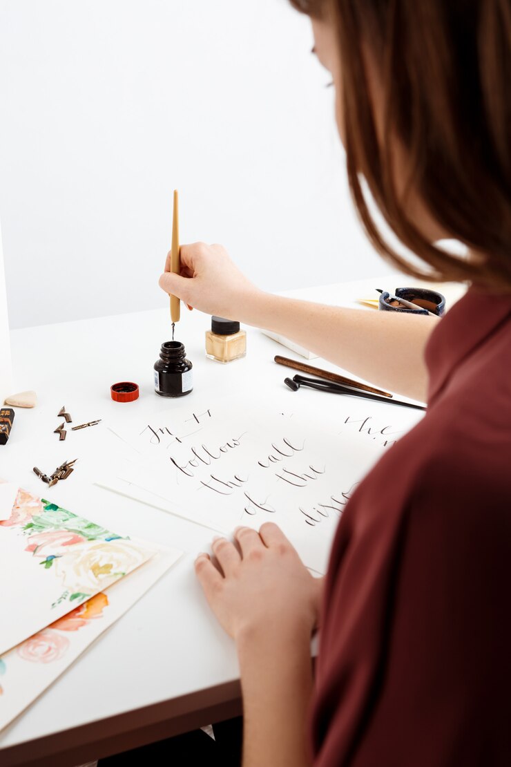 Foto gratuito chica escribiendo caligrafía en postales. diseño artístico.