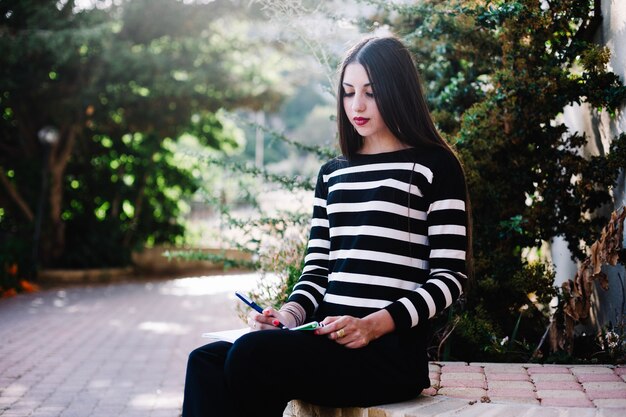 Chica escribiendo en el cuaderno