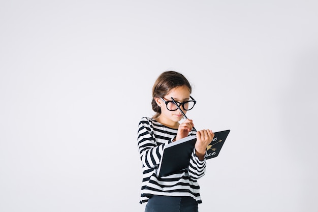 Chica escribiendo en cuaderno