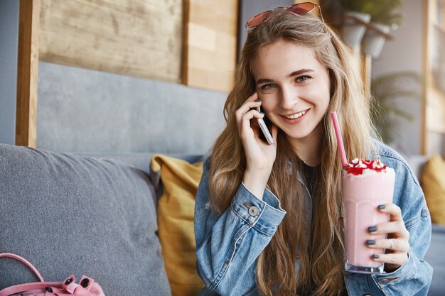 Chica escuchando con historia de expresión intrigada y alegre de frie