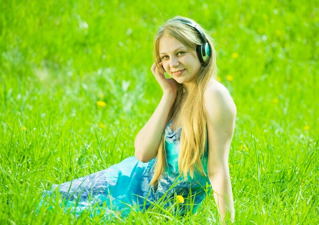 Chica escuchando música en los auriculares