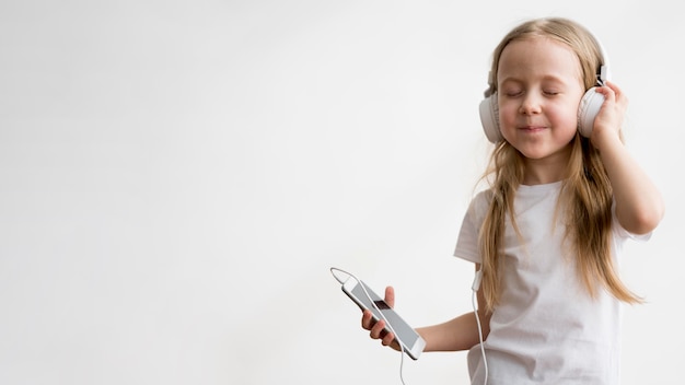 Foto gratuita chica escuchando música en los auriculares