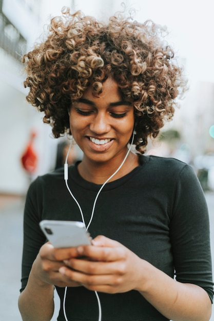 Chica escuchando música desde su teléfono.