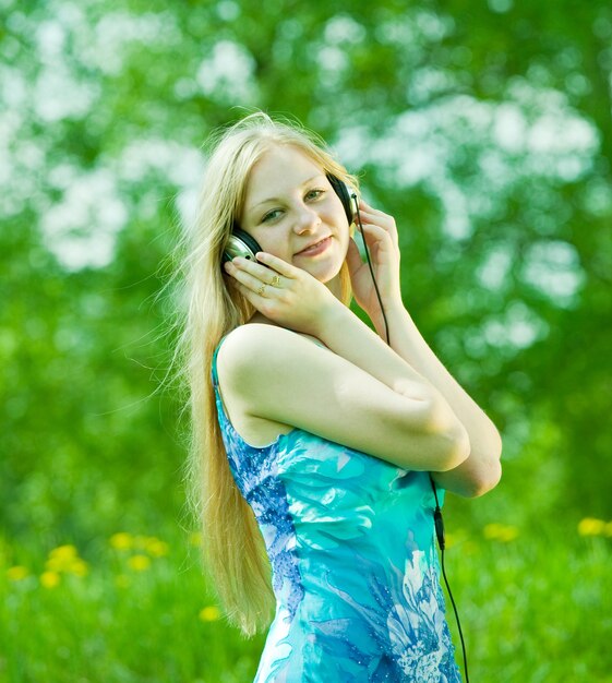 Chica escuchando música