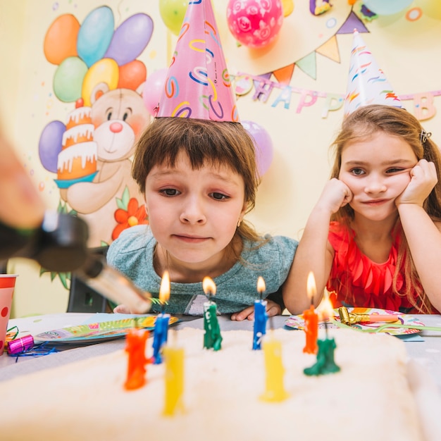 Chica esperando pastel de cumpleaños