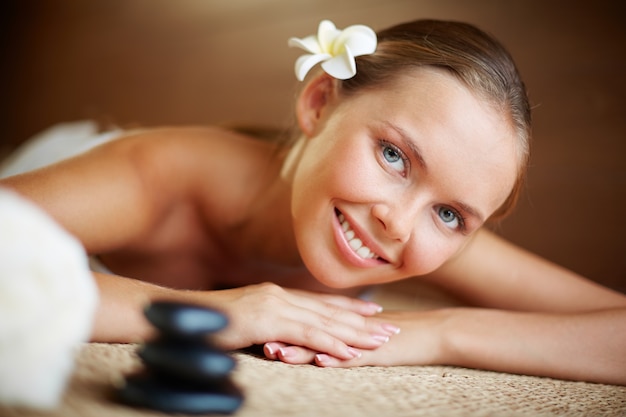Foto gratuita chica esperando su masaje