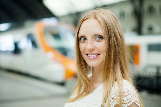 Chica esperando el tren