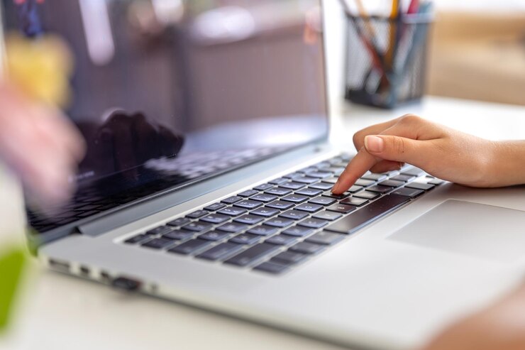 Foto gratuito la chica está escribiendo en el teclado de la computadora portátil las manos de las chicas en el teccado