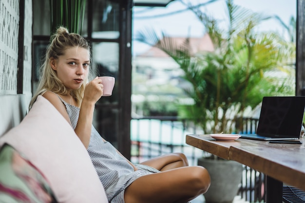 chica está trabajando en un café. concepto de trabajo independiente, café y computadora portátil.