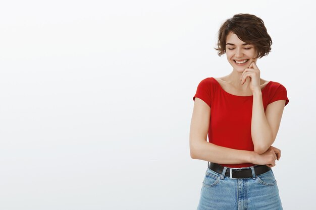 Chica con estilo alegre sonriendo feliz a la cámara