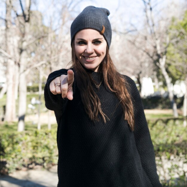 Chica con estilo apuntando a la cámara