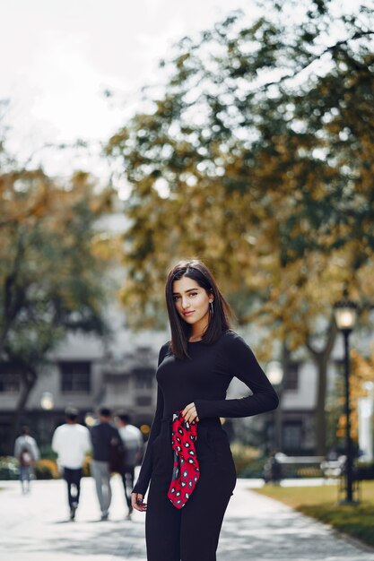 chica con estilo caminando por el campus de su escuela