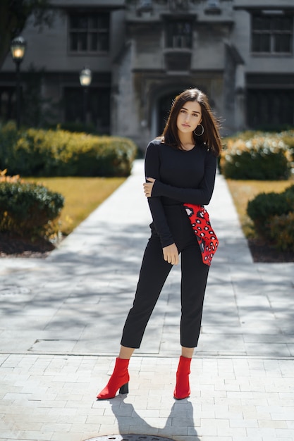 chica con estilo caminando por el campus de su escuela