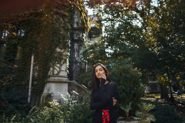 chica con estilo caminando por el campus de su escuela