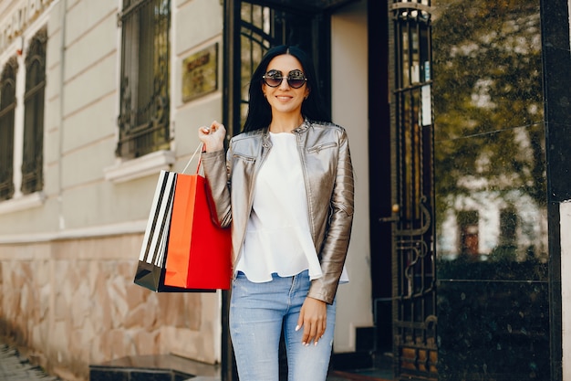 Chica con estilo en una ciudad