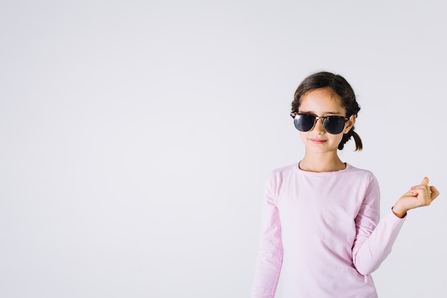 Chica con estilo en gafas de sol