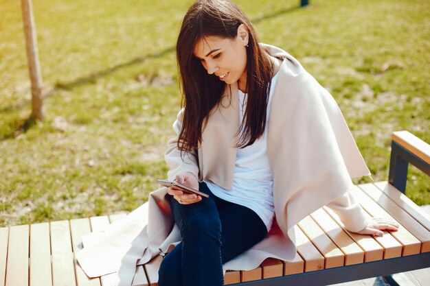 chica con estilo en un parque