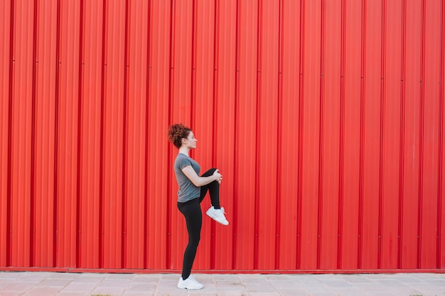 Chica estirando el cuerpo antes del entrenamiento