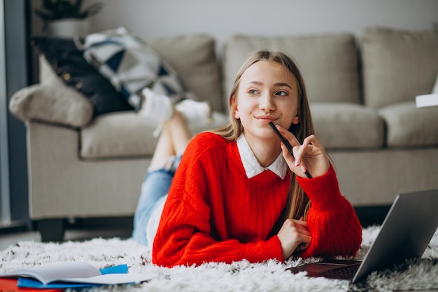 Chica estudiando en casa en la computadora