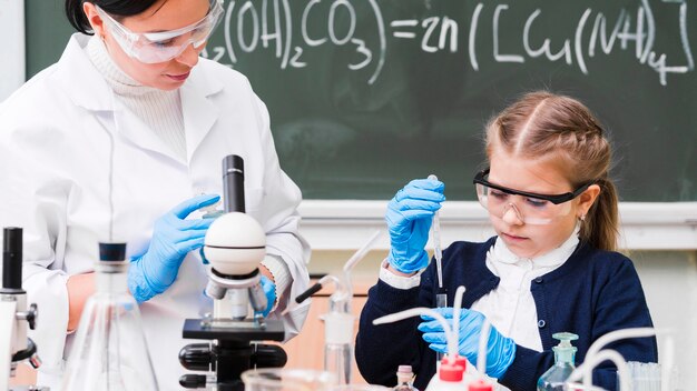 Chica estudiando ciencias en laboratorio