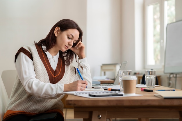 Chica estudiando desde el portátil solo durante el estudio en grupo