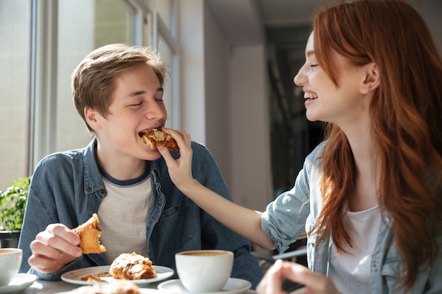 Chica estudiante alimenta a su novio