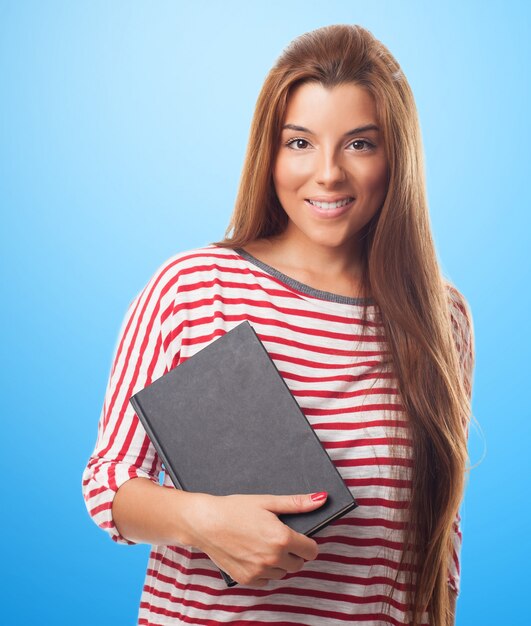 chica estudiante bonito que presenta con el cuaderno