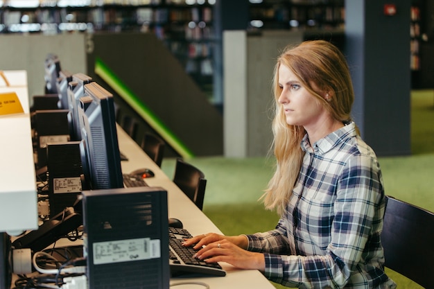 Chica estudiante en la computadora