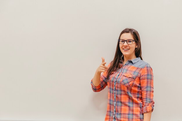 Chica estudiante contra el fondo blanco