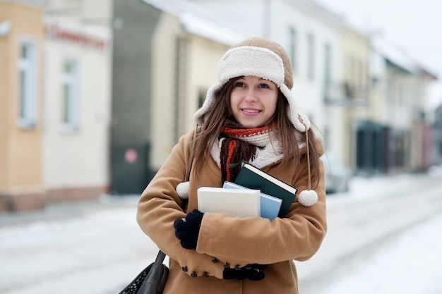 Chica estudiante en invierno