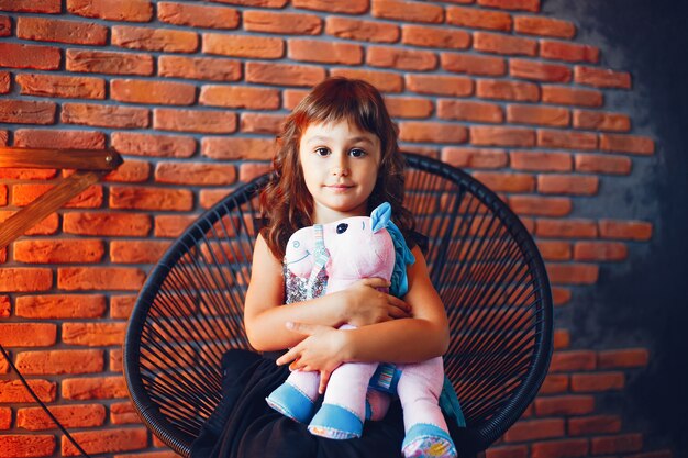 Una chica en un estudio de fotografía.