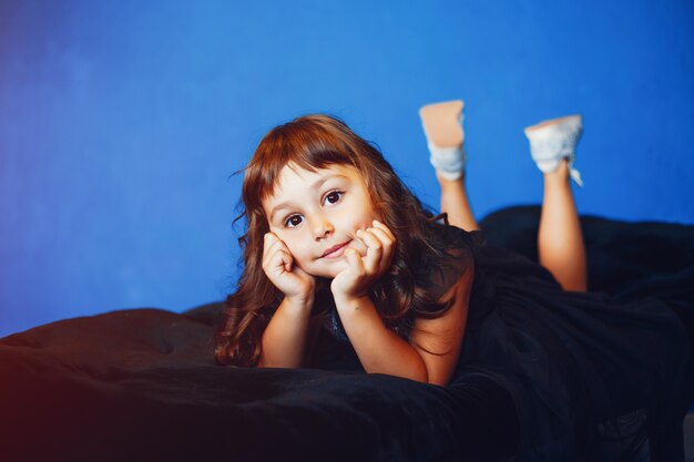 Una chica en un estudio de fotografía.