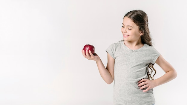 Foto gratuita chica en estudio con manzana roja