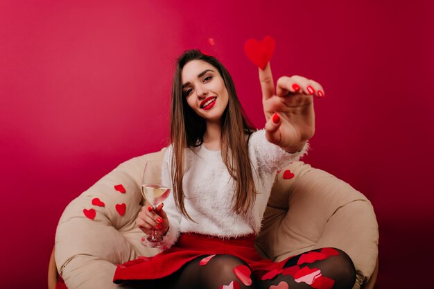 Chica europea inspirada con corazón de papel