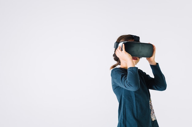 Foto gratuita chica explorando la realidad virtual